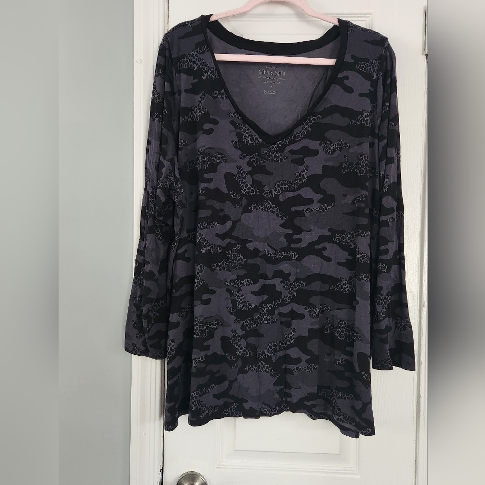 Torrid super soft long sleeve V-neck tee. Size 26/28.